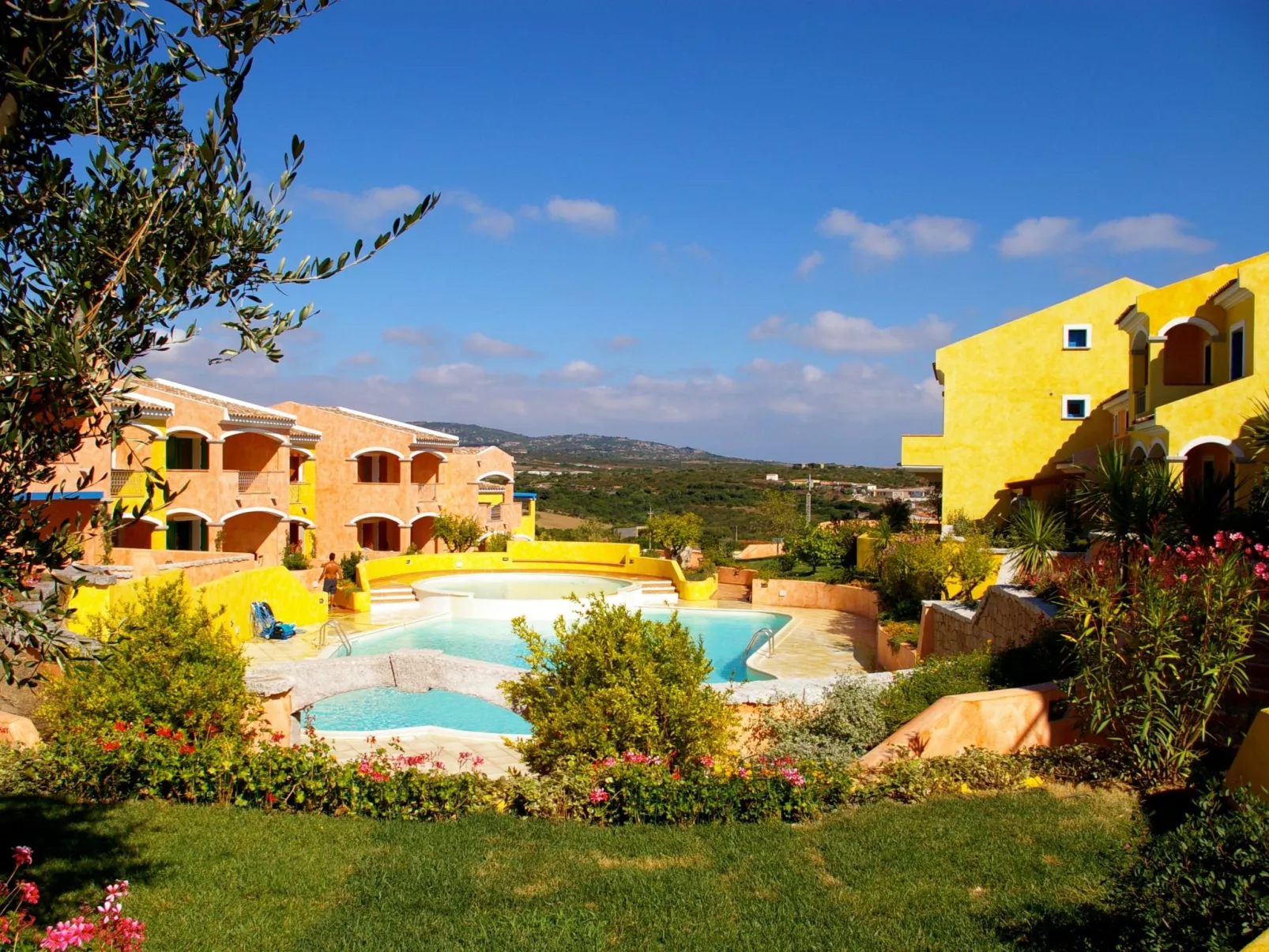 Schöne Wohnung mit Blick auf den Pool-Buiten