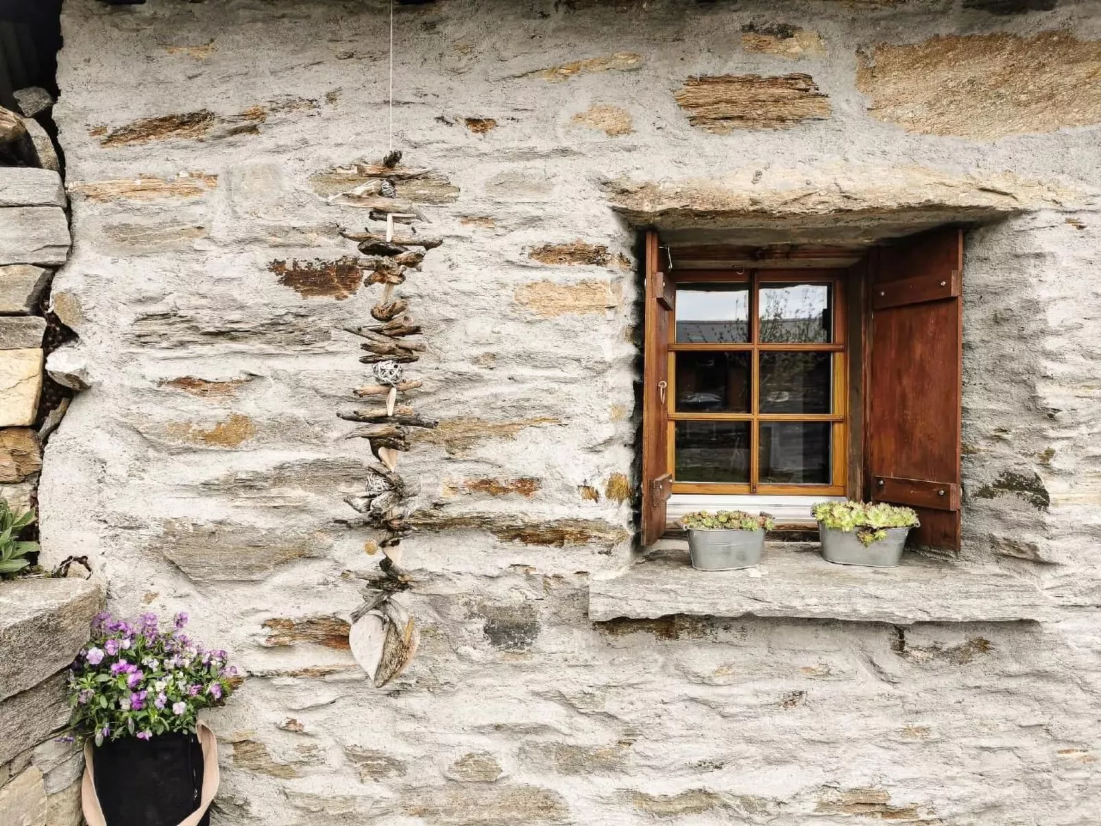Alphütte Murmolta auf der Sonnenterrasse im Wallis-Buiten
