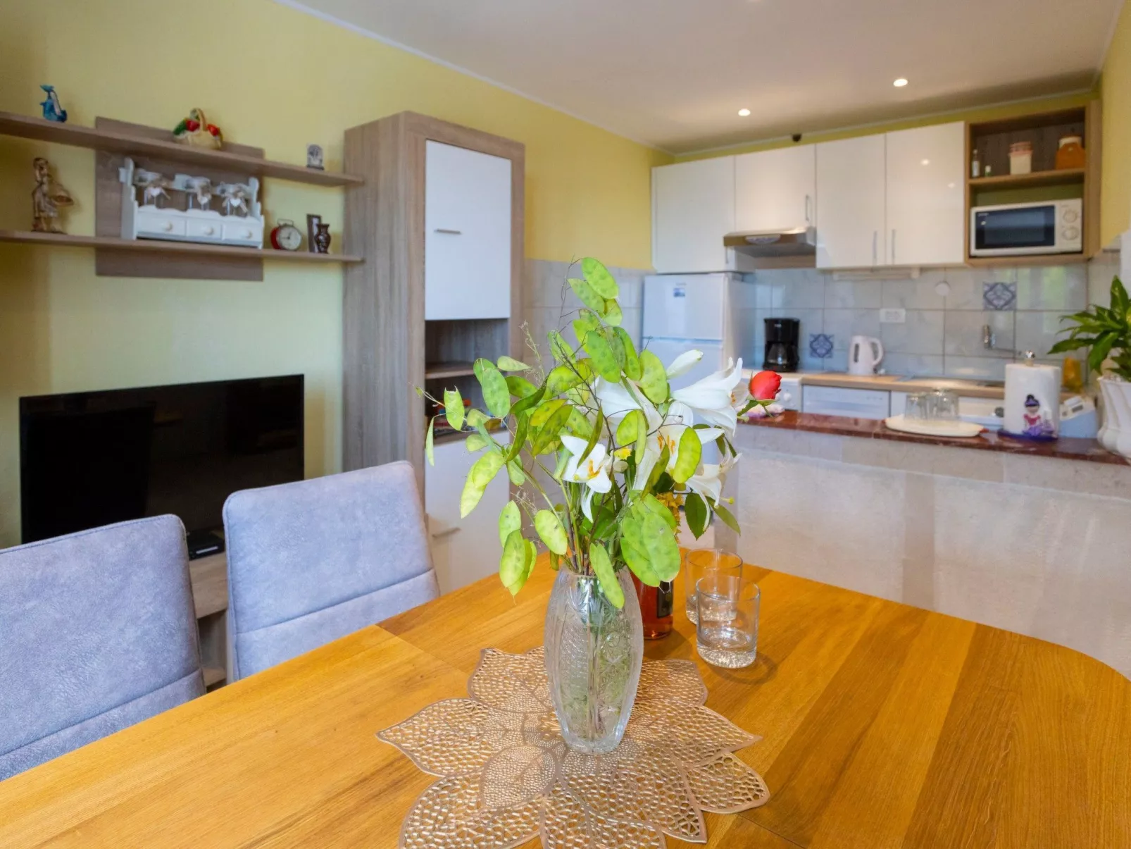 Günstiges Ferienhaus mit Pool und Meerblick-Binnen