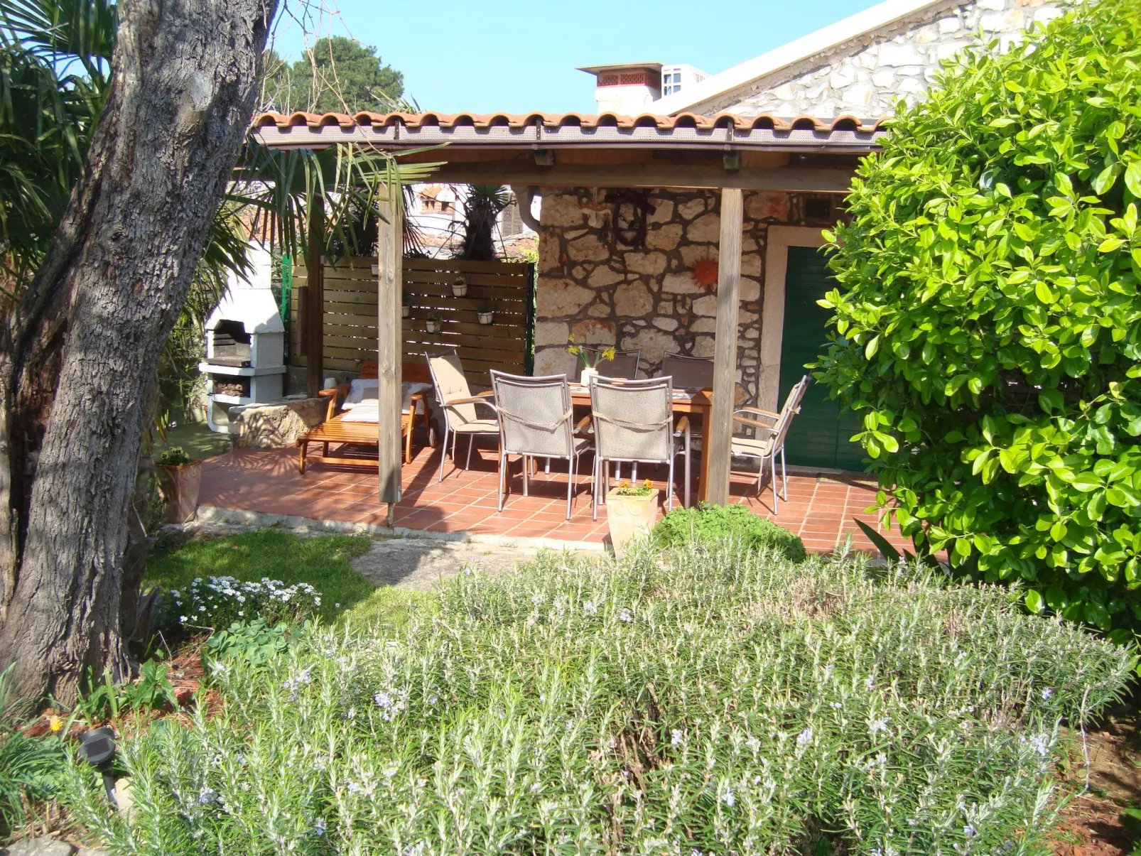 Typisch istrisches Steinhaus mit Grill und Garten-Buiten