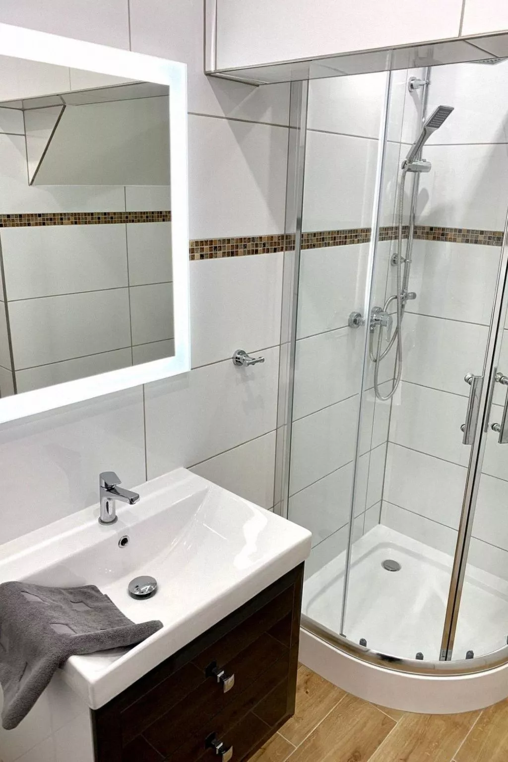 Kleine, frisch renovierte Zwei-Zimmerwohnung-Binnen