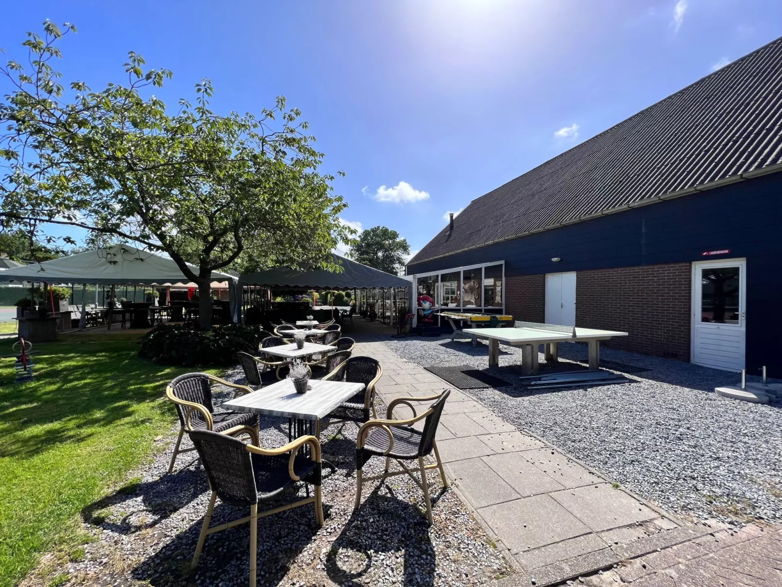 In Stavenisse mit gemütlicher Terrasse-Buiten