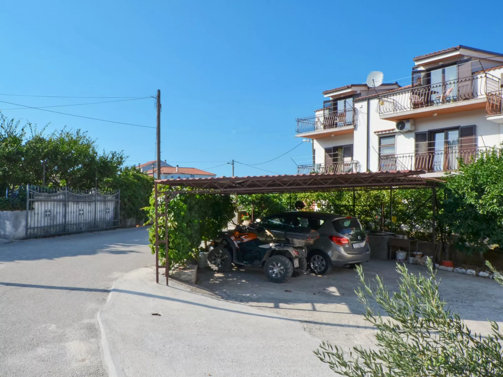 Mirjana mit Parkplatz-Buiten