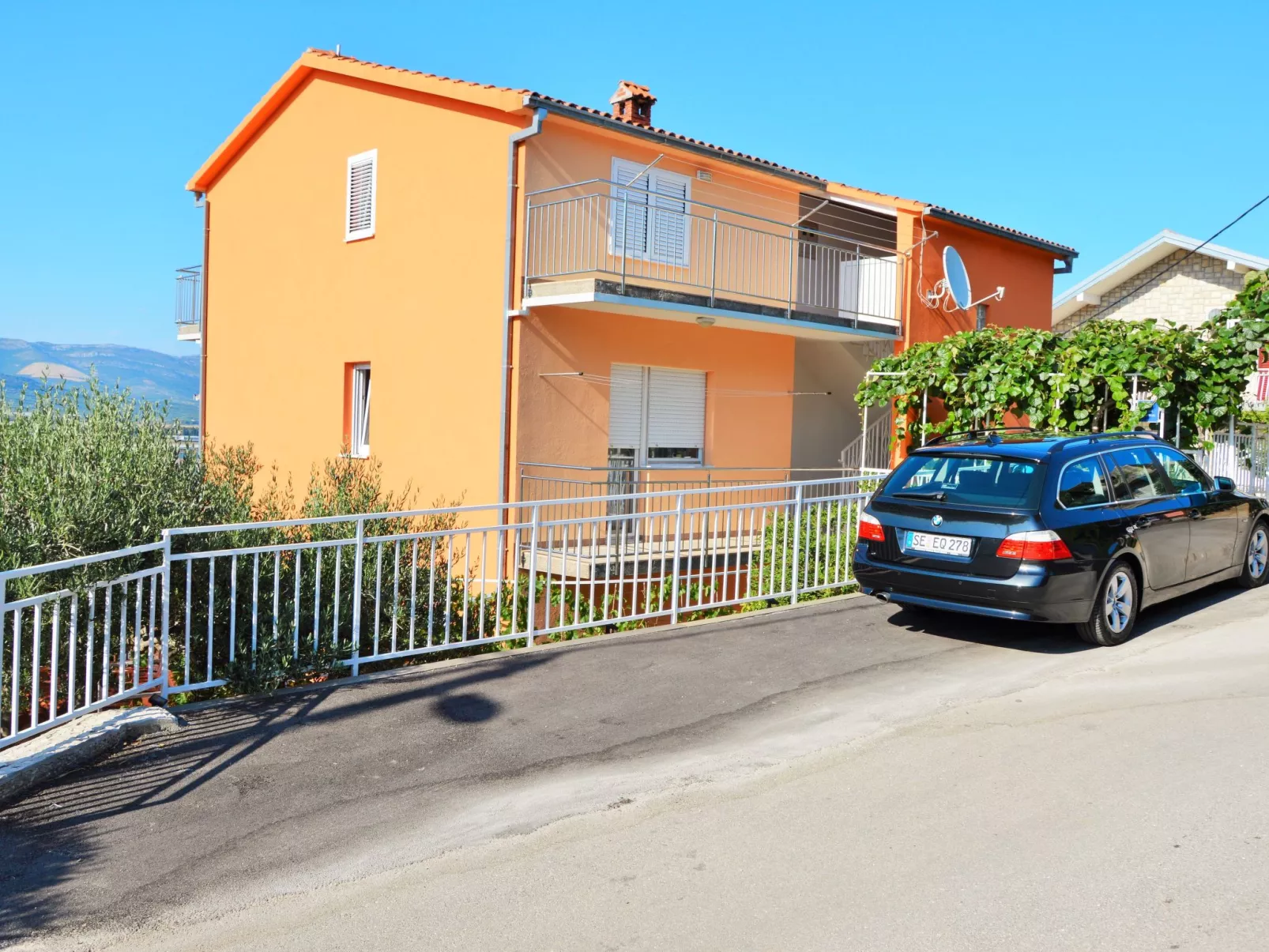 Wohnung mit Grill, Terrasse und Garten-Buiten