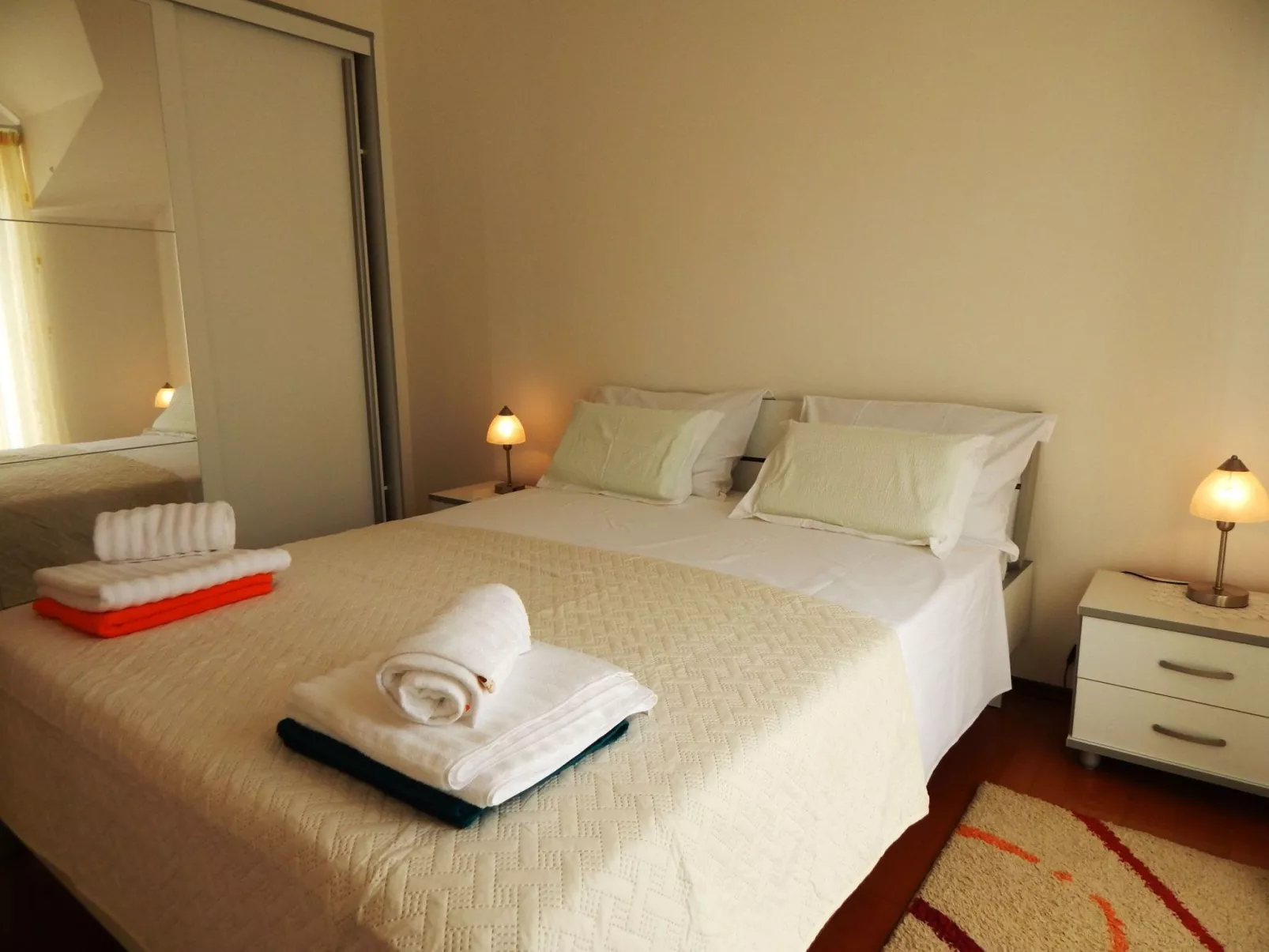 Mit zwei Balkonen-Binnen