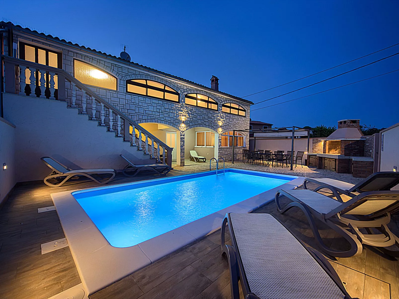 Villa mit Garten, Grill und Terrasse-Buiten