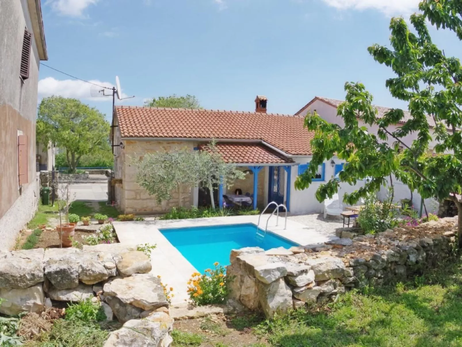 Mit privatem Schwimmbad-Buiten