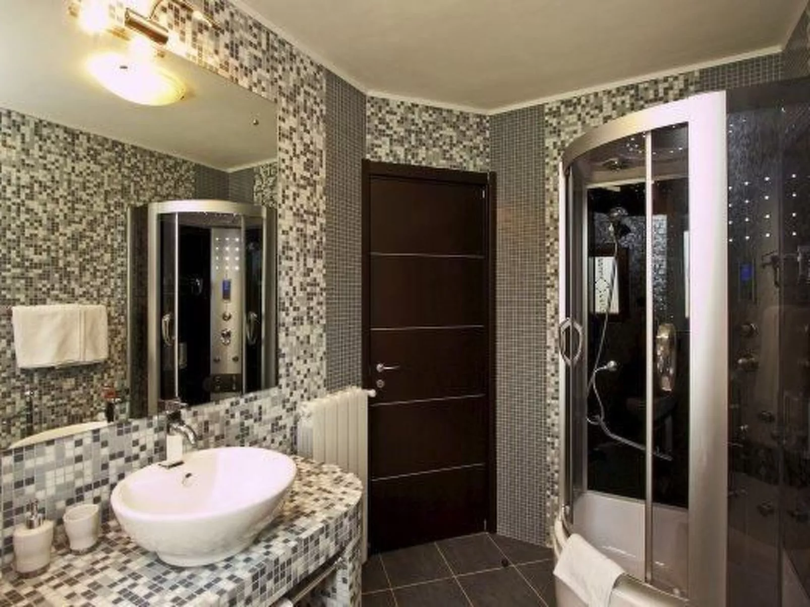 Luxuriöse Villa mit riesigem Olivenbaum-Garten, Sonnenterrasse, großem Pool und-Binnen