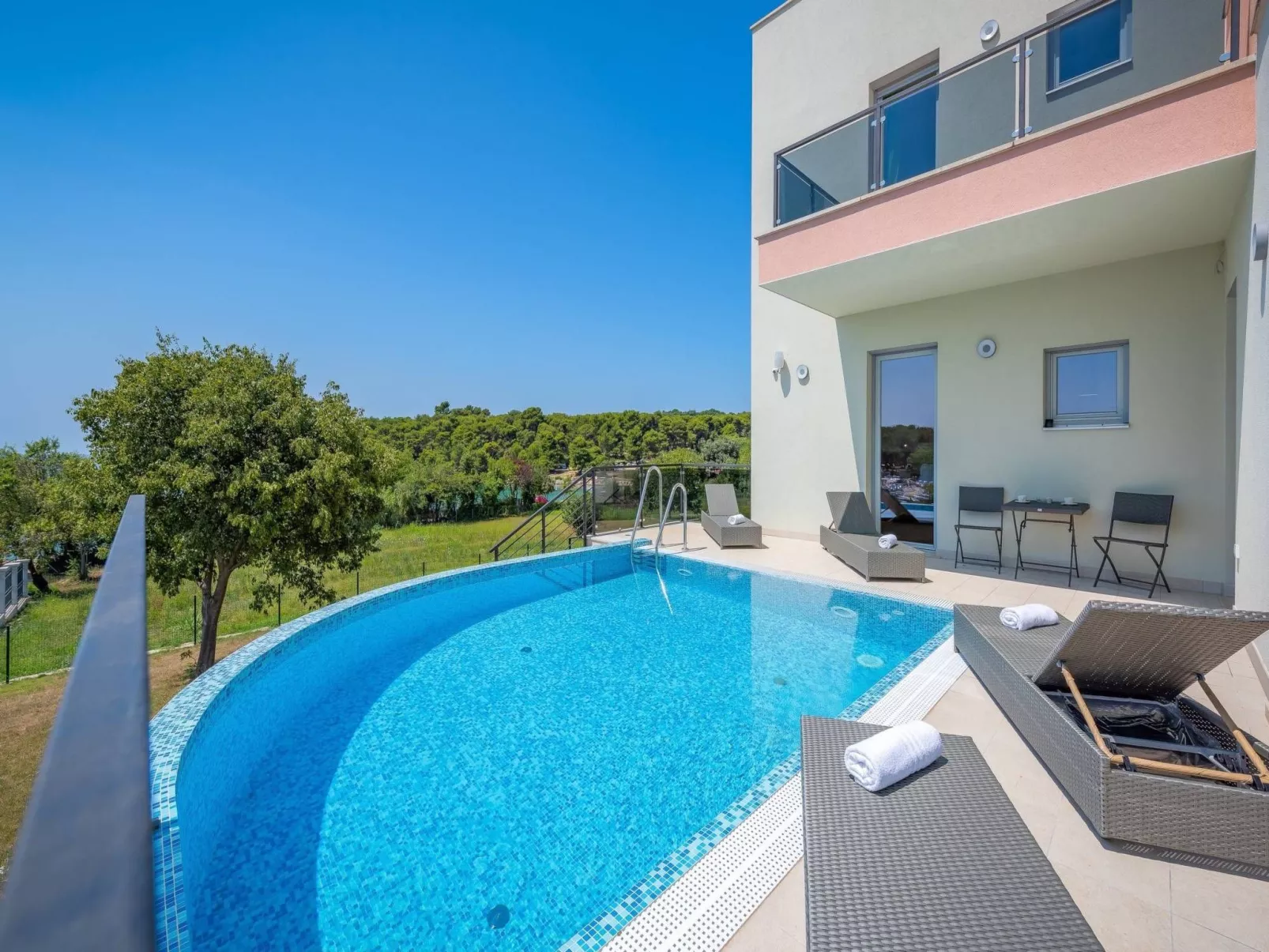 Cedar in Stoja mit großzügigem Garten-Binnen