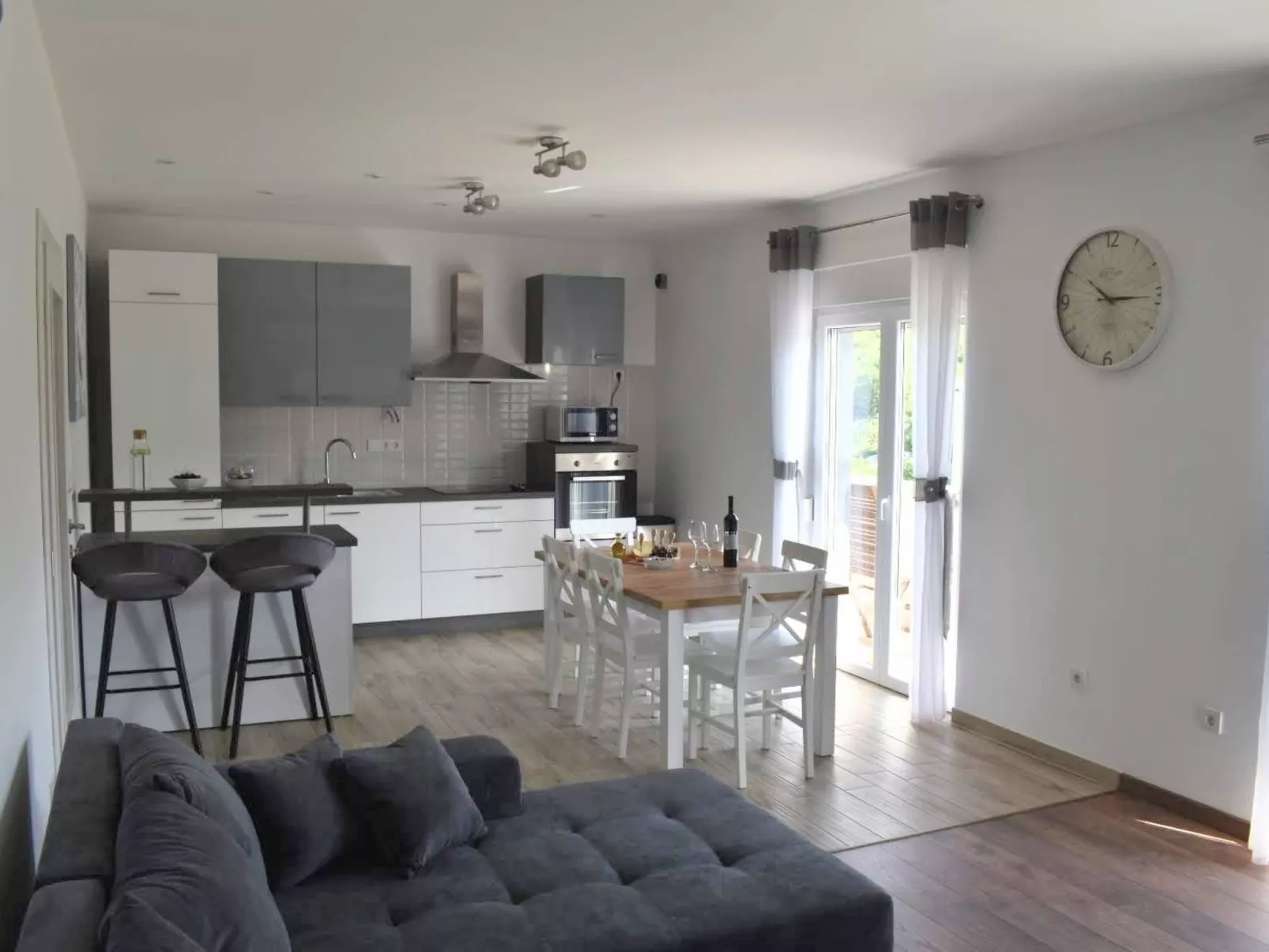 Für 8 Personen ca. 120 m&sup2; in Dubrava, Dalmatien (Gespanschaft Split-Dalmat-Binnen