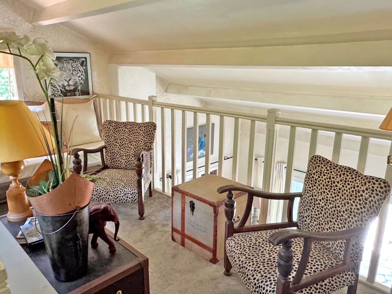 Schöne Villa mit innovativer Architektur in einem grünen Nest im Herzen des Mas-Binnen