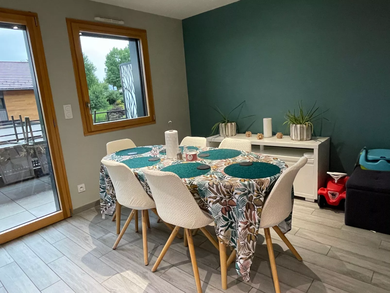 Das ruhige Les Grangettes mit Seeblick-Binnen