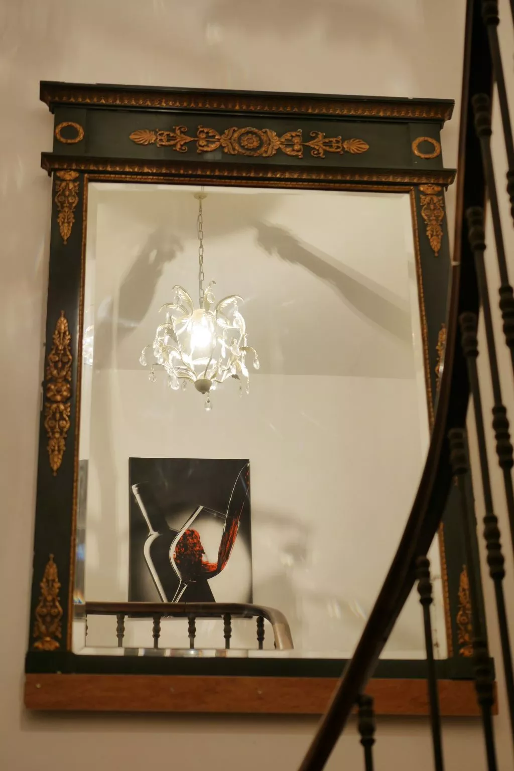 Schloss mit Überlaufpool an der Dordogne-Binnen