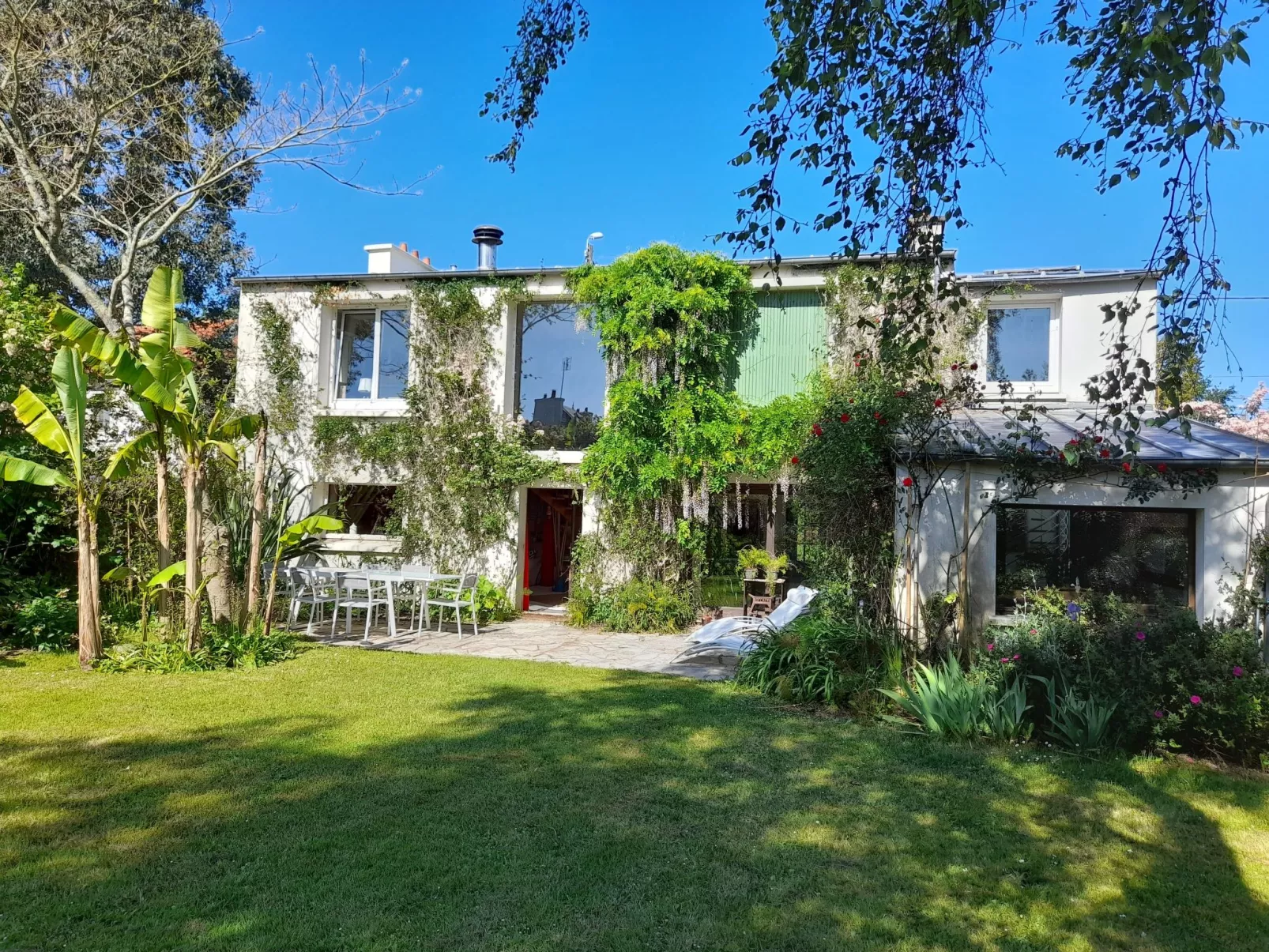 Großes Familienhaus mit schön angelegtem Garten-Buiten