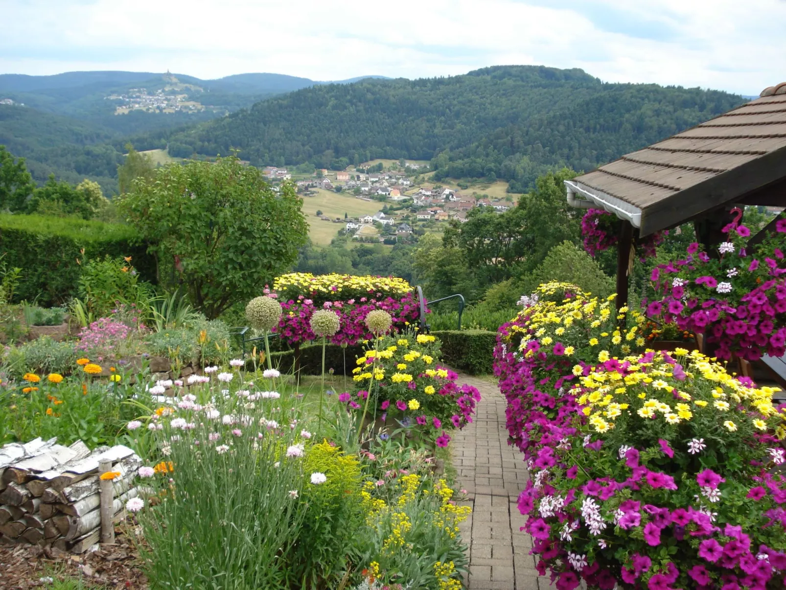 Das Gîte Fleuri mit einer herrlichen Aussicht-Binnen