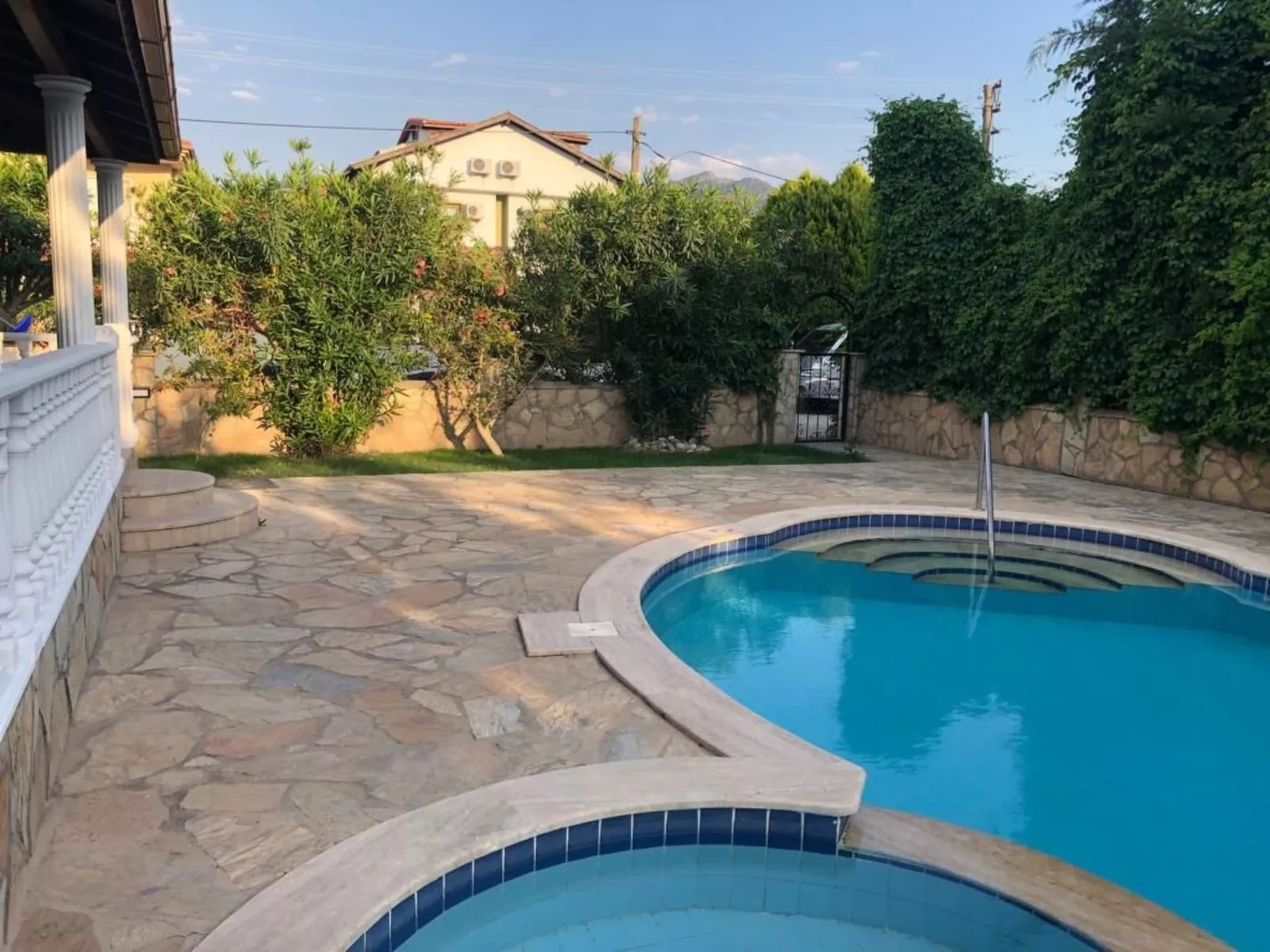 Mit Garten, Grill und Terrasse-Buiten