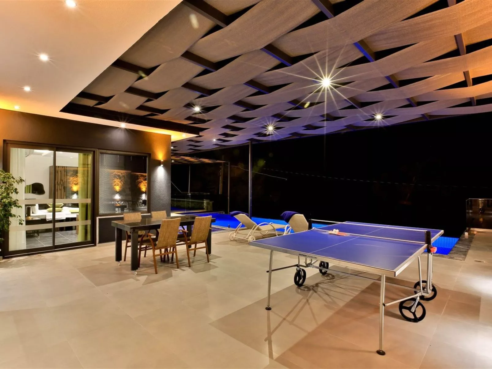 Mediterranean 1-Binnen