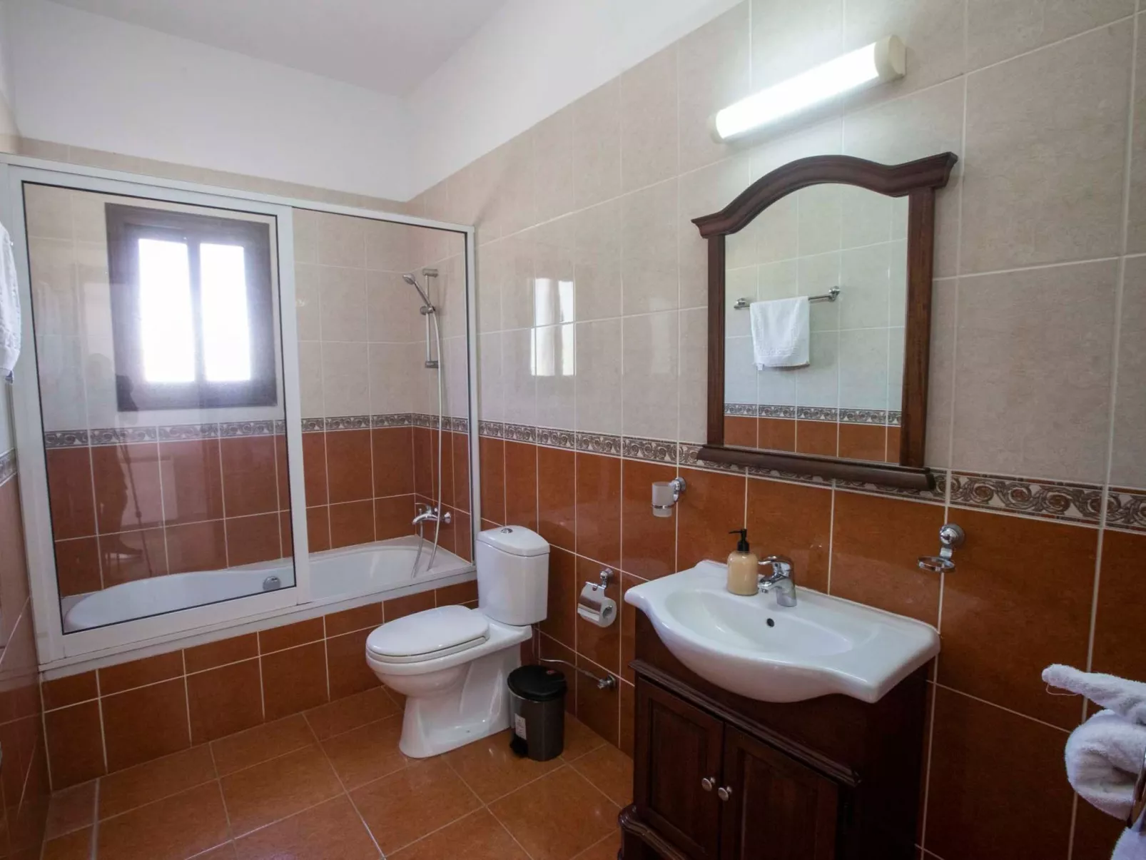 Villa mit Blick auf die Berge und Whirlpool-Image-tags.info