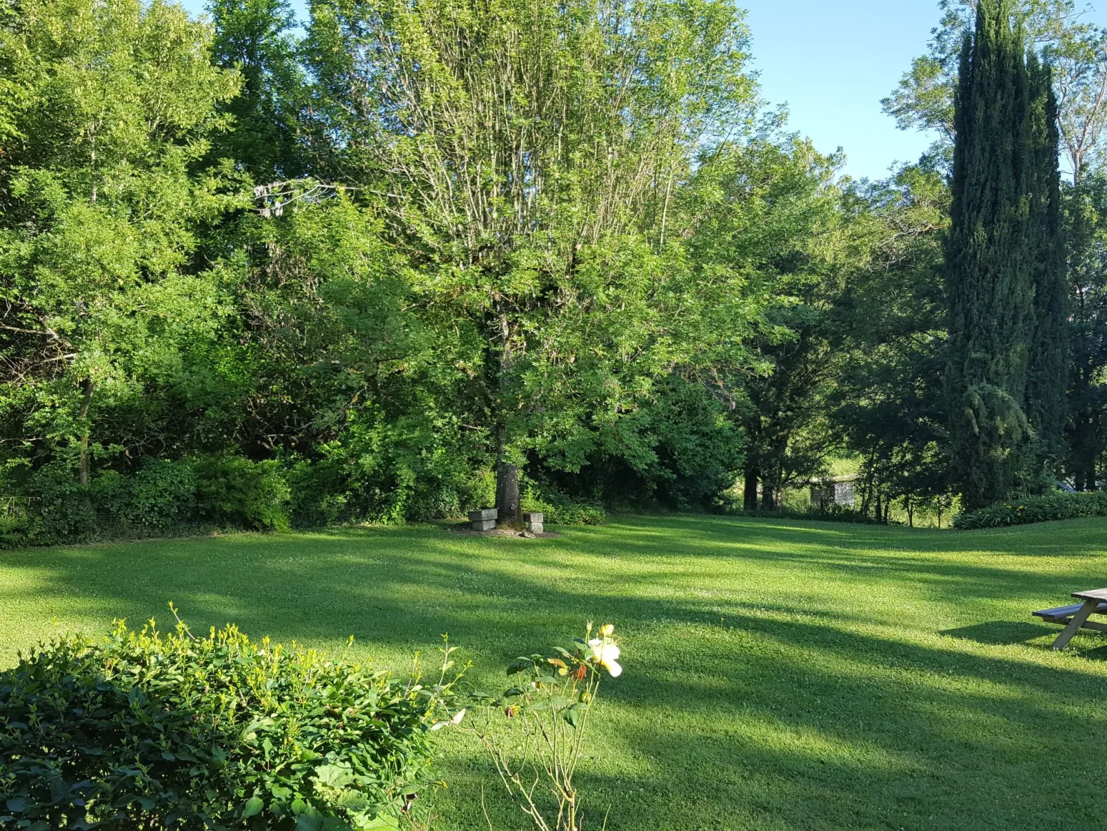 Der Pavillon - im Park des Schlosses Lescaut-Buiten