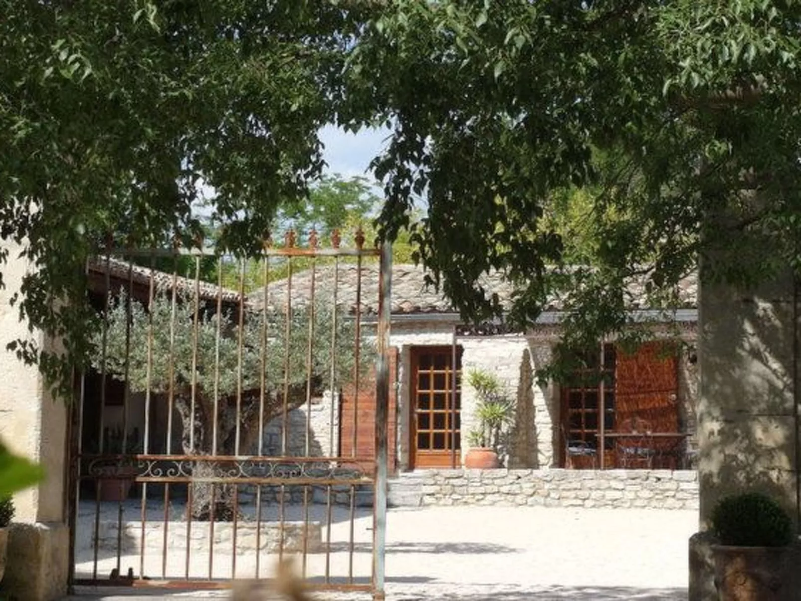 Domaine "Suite Margot" mit Infinity-Pool-Image-tags.info