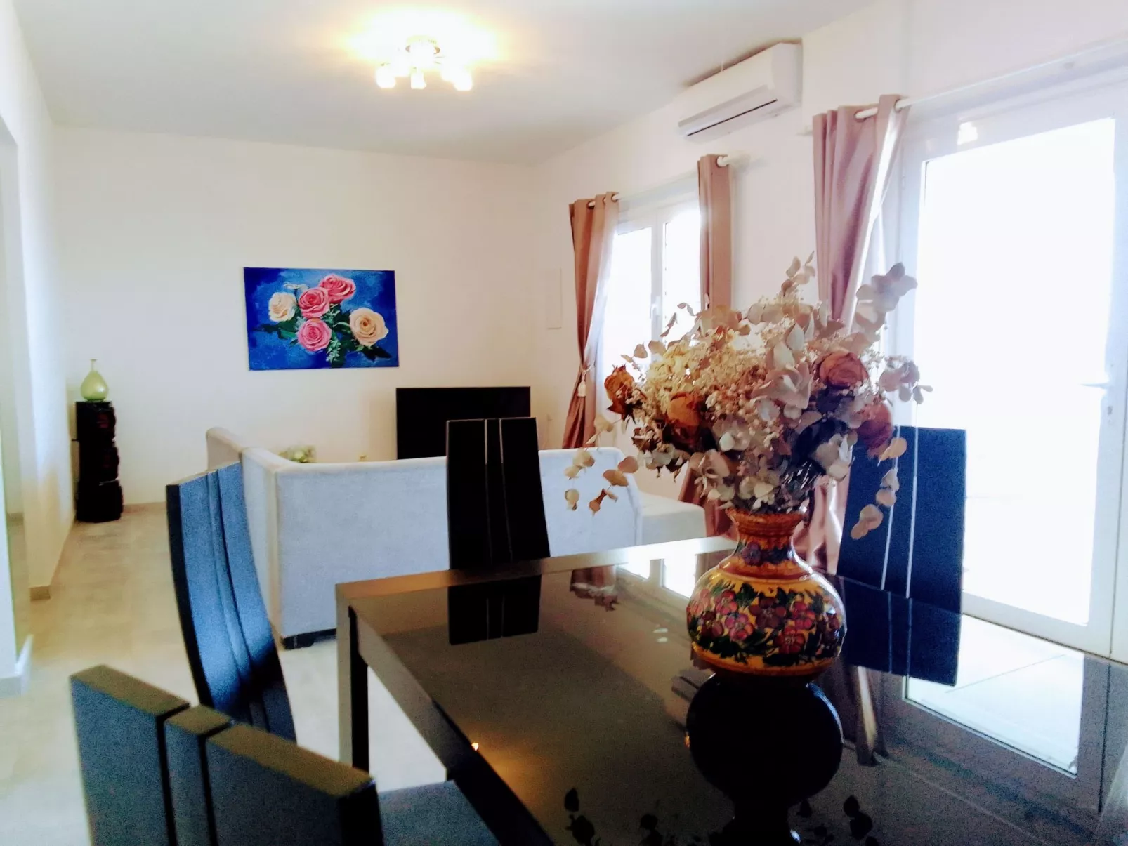 Charmantes Ferienhaus in Ia mit Privater Terrasse-Binnen