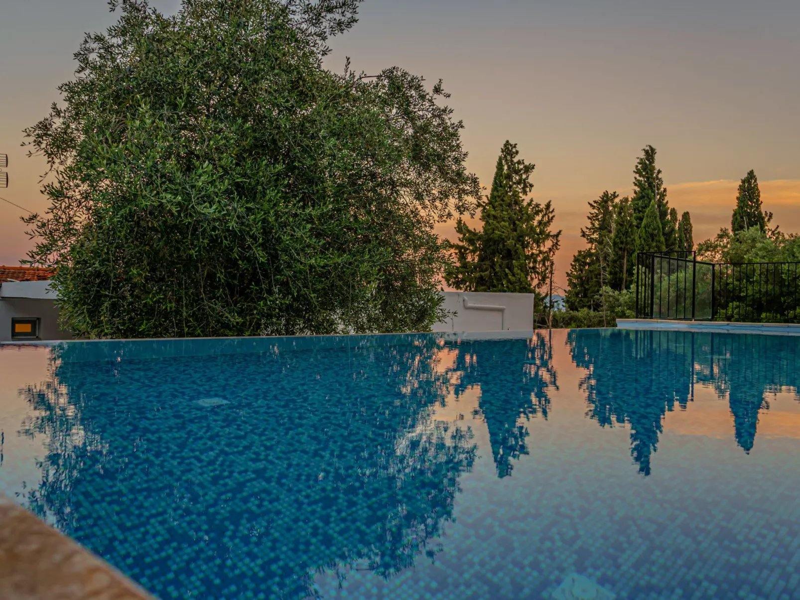 "Zeus" mit Infinity Pool-Image-tags.info