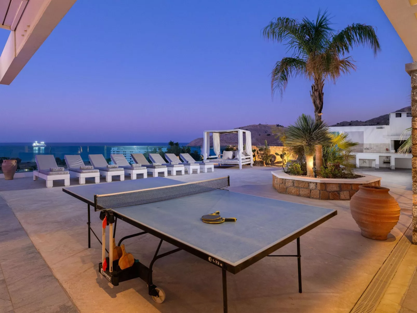 Moderne Luxusvilla-Buiten