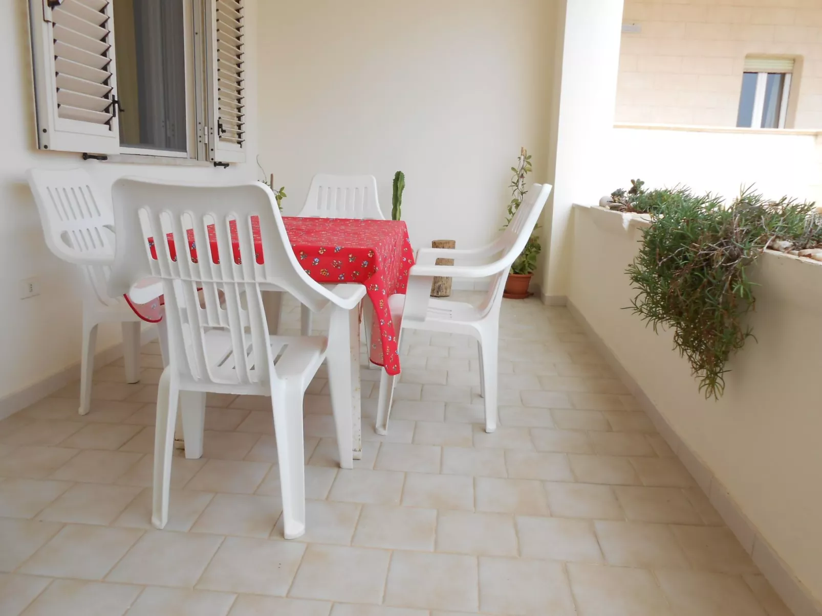 Helles, einladendes Ferienapartment mit Sonnenterrasse in Strandnähe