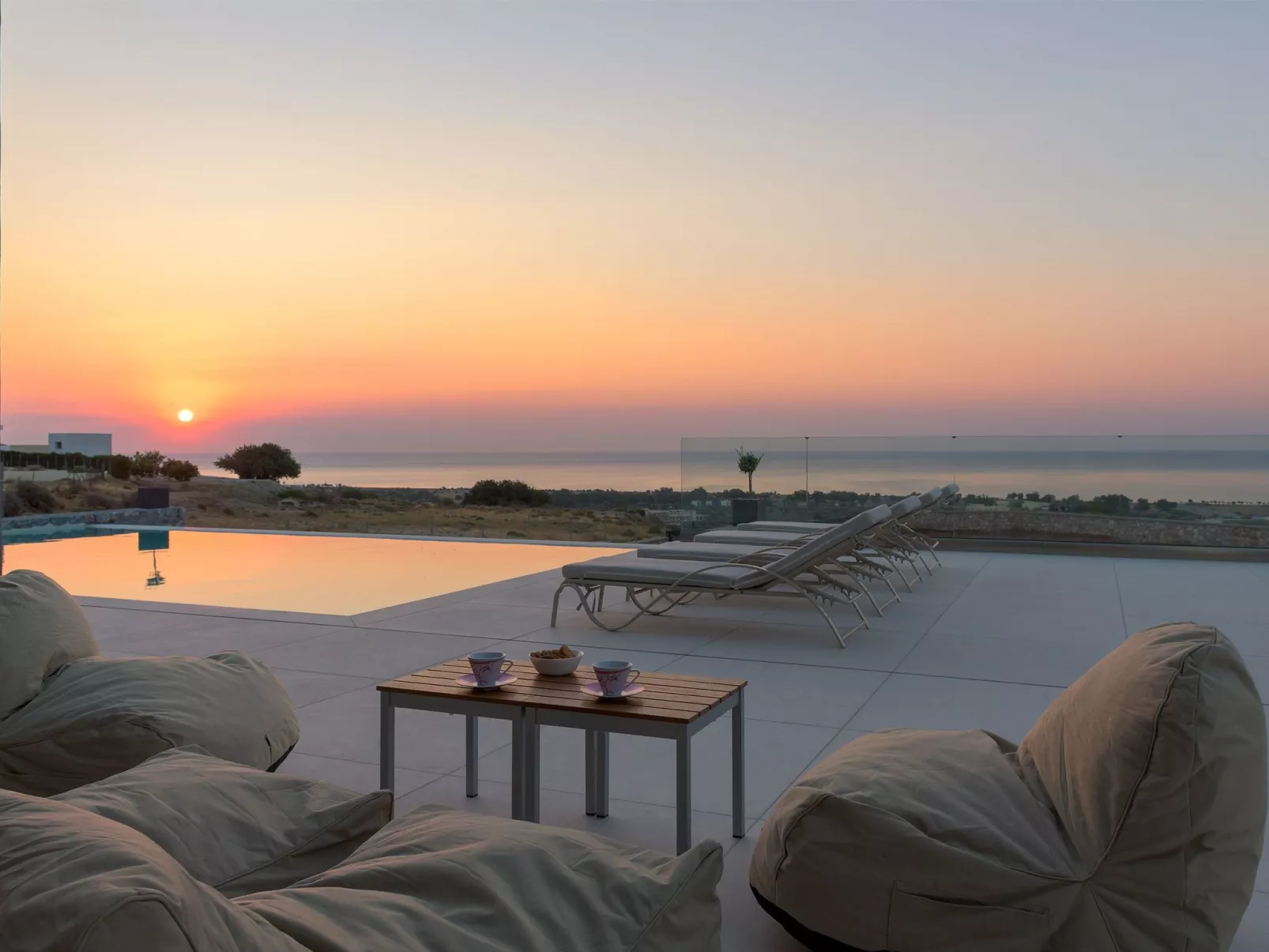 Wunderschöne Alav Pool Villa-Binnen