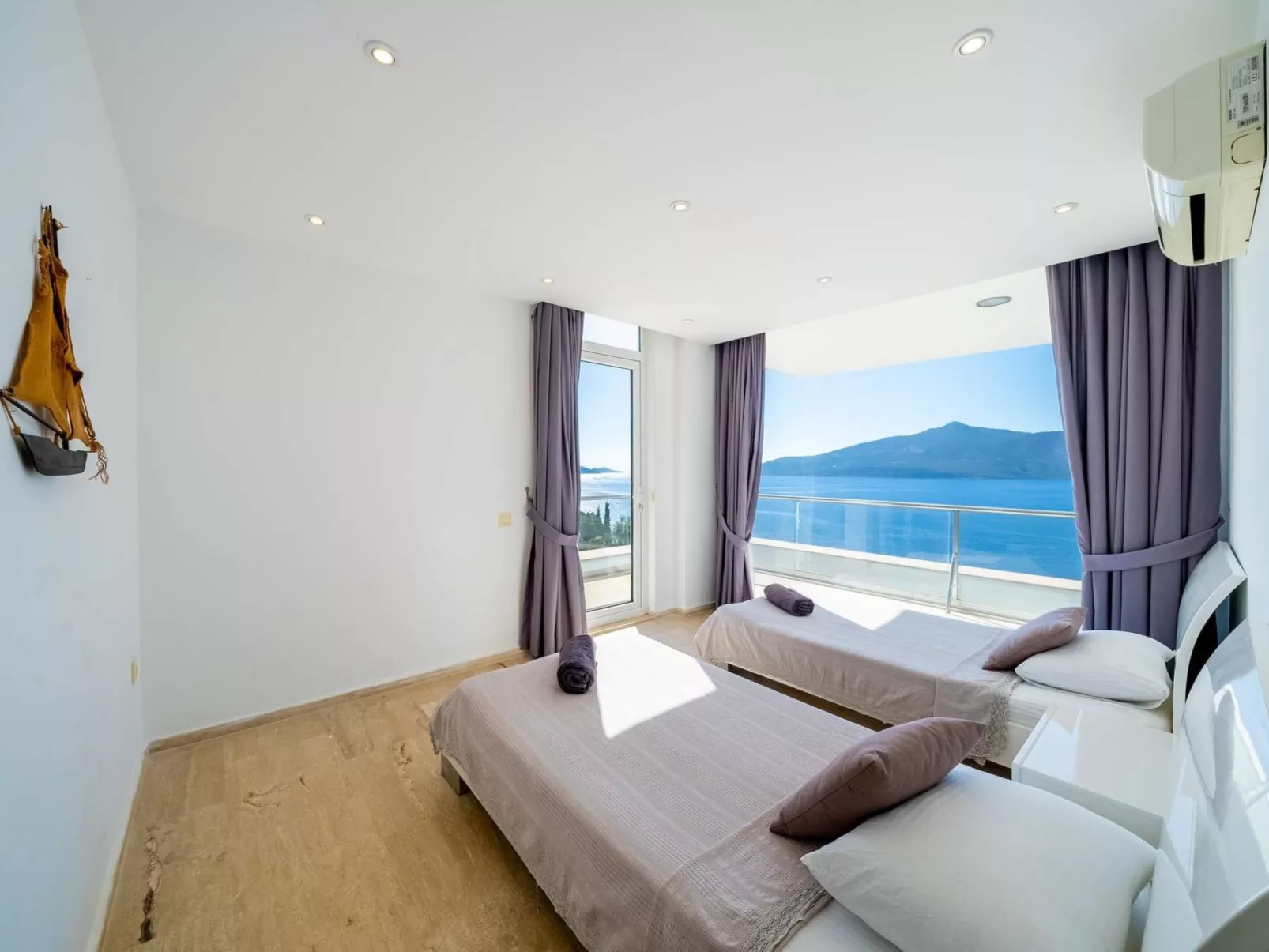 Große Villa direkt am Meer mit Infinitypool-Binnen