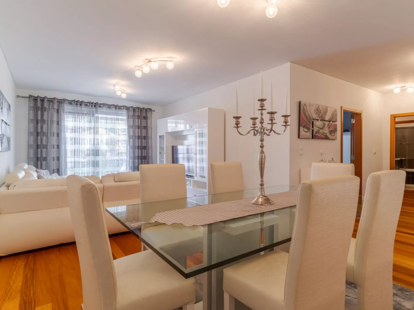 Mit gemeinschaftlichem Pool-Binnen