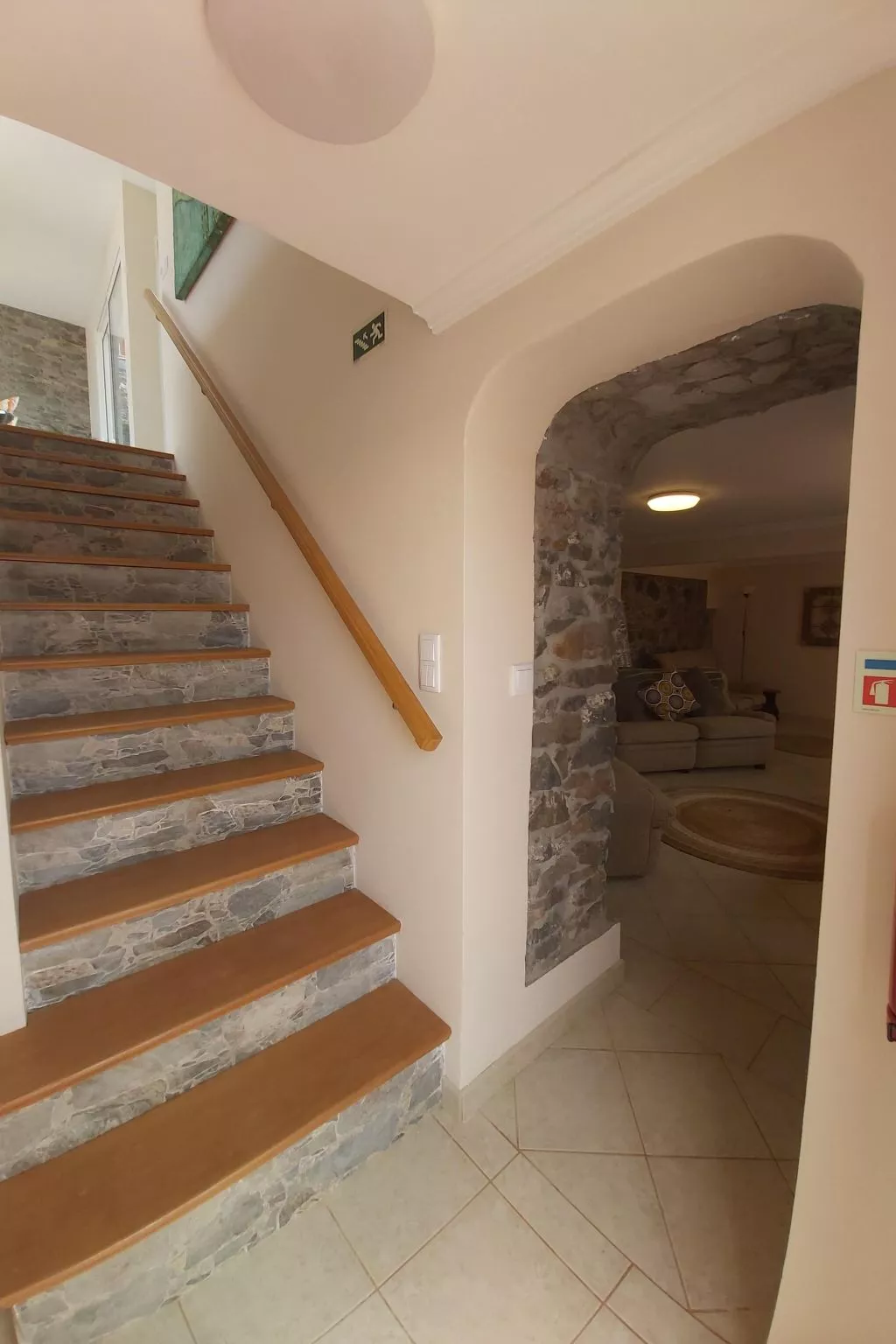 Cottage aus Stein mit Blick auf das Wasser-Image-tags.info