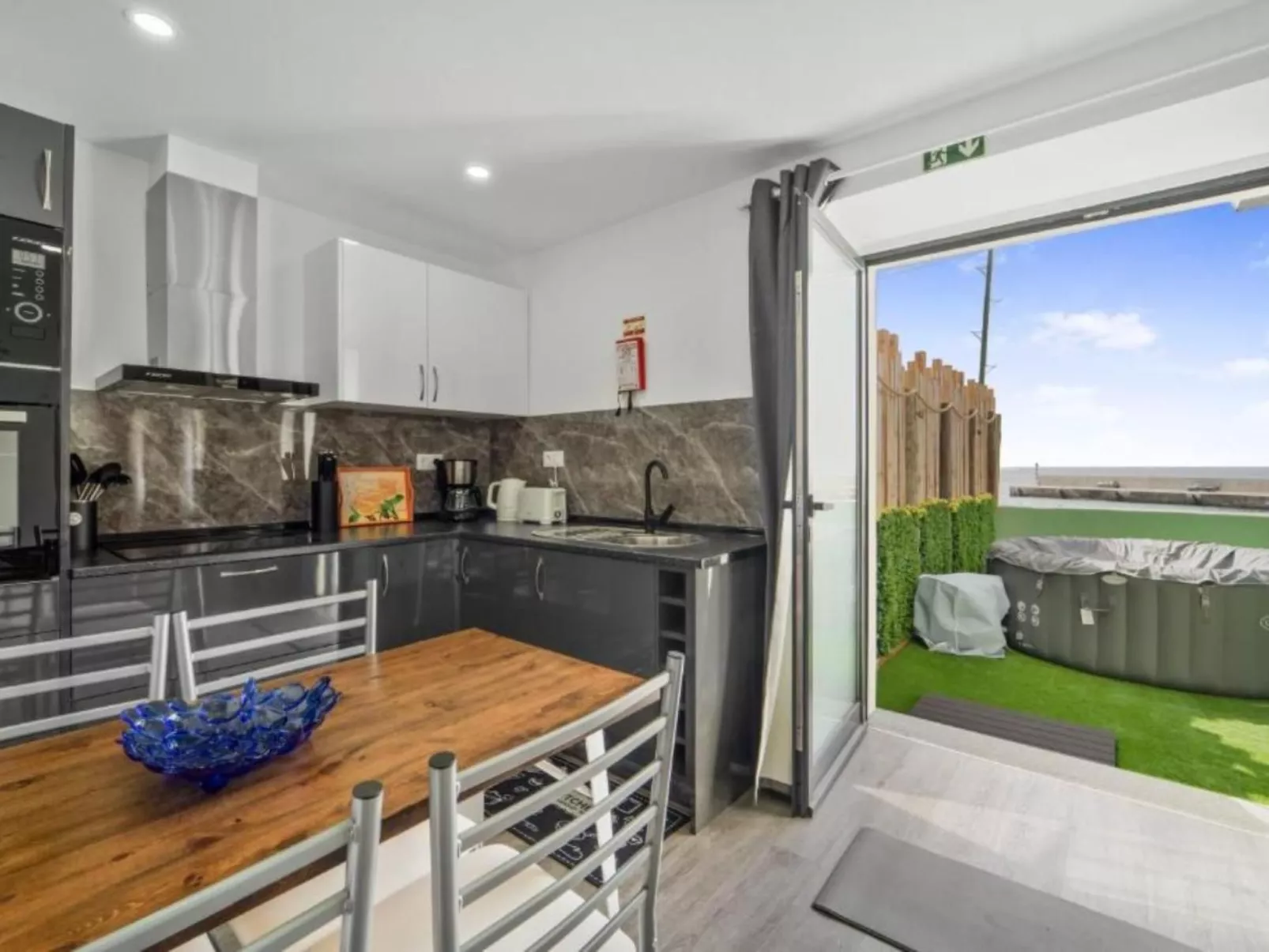 "Telvina House" mit eigenem Garten-Image-tags.info