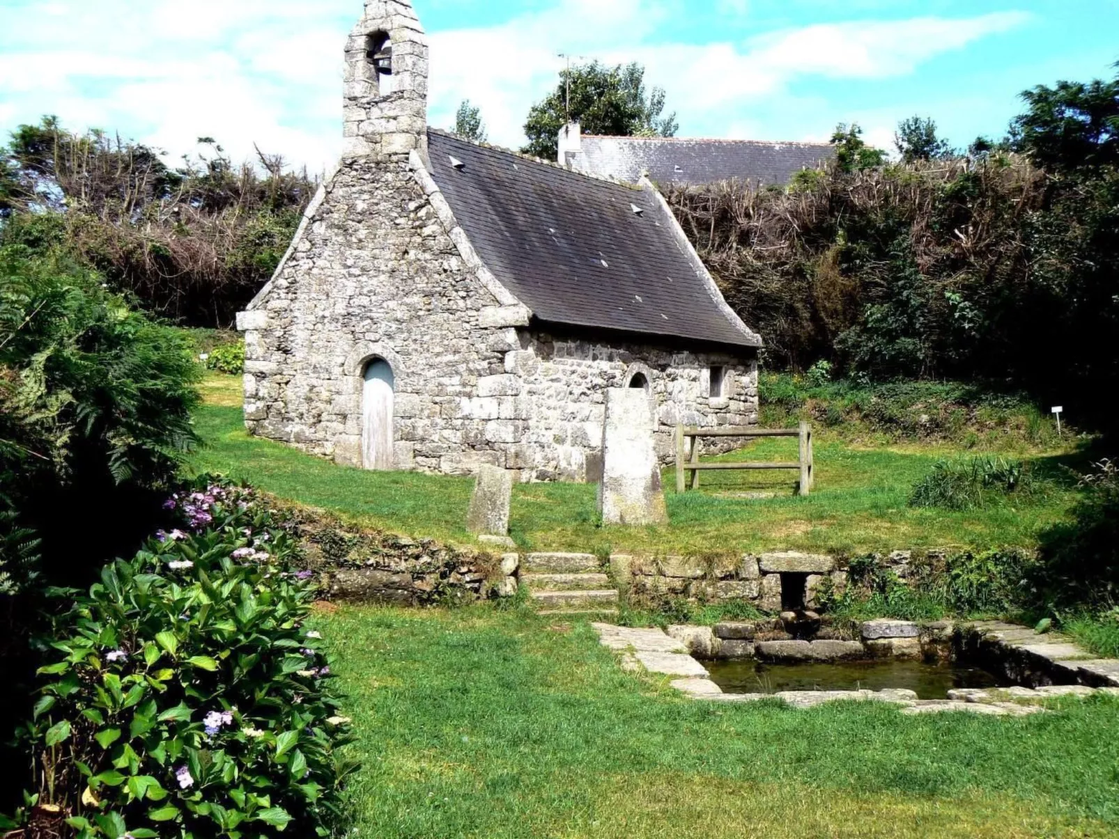 Küstennahes, bretonisches Ferienhaus mit Kamin-Binnen