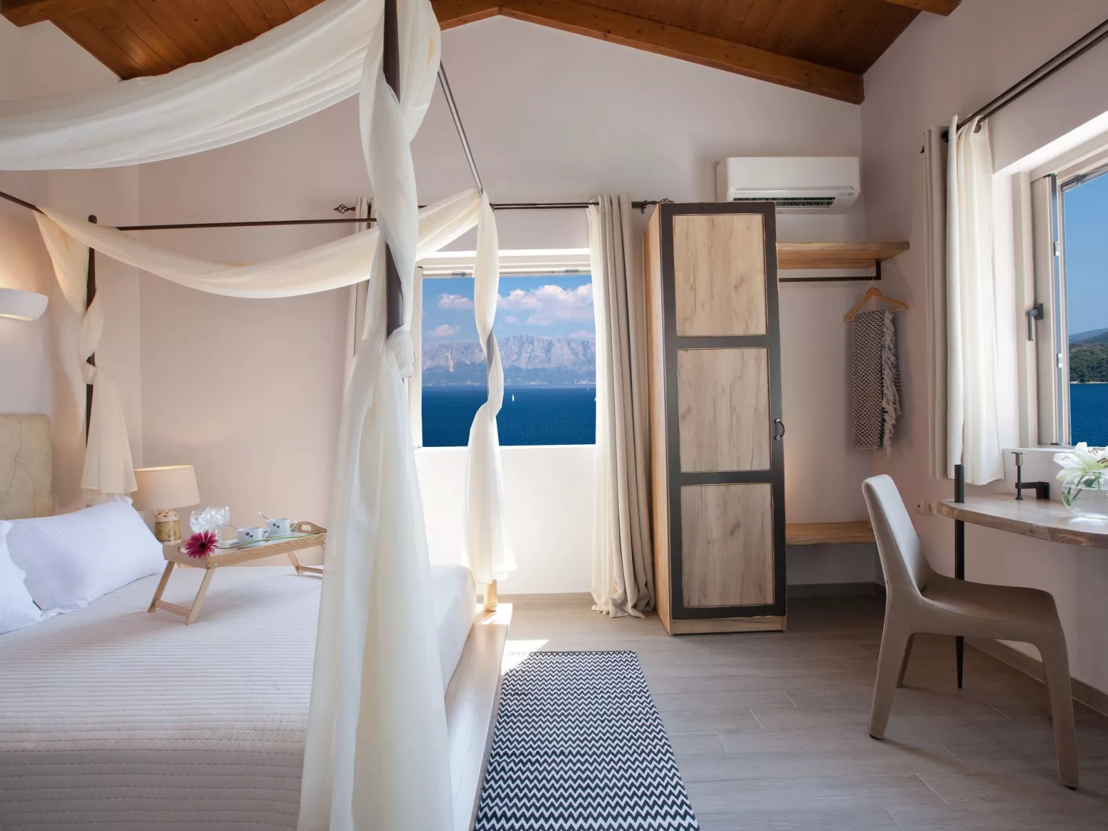 Herrliche Villa mit schönem Pool, Terrasse und Meerblick