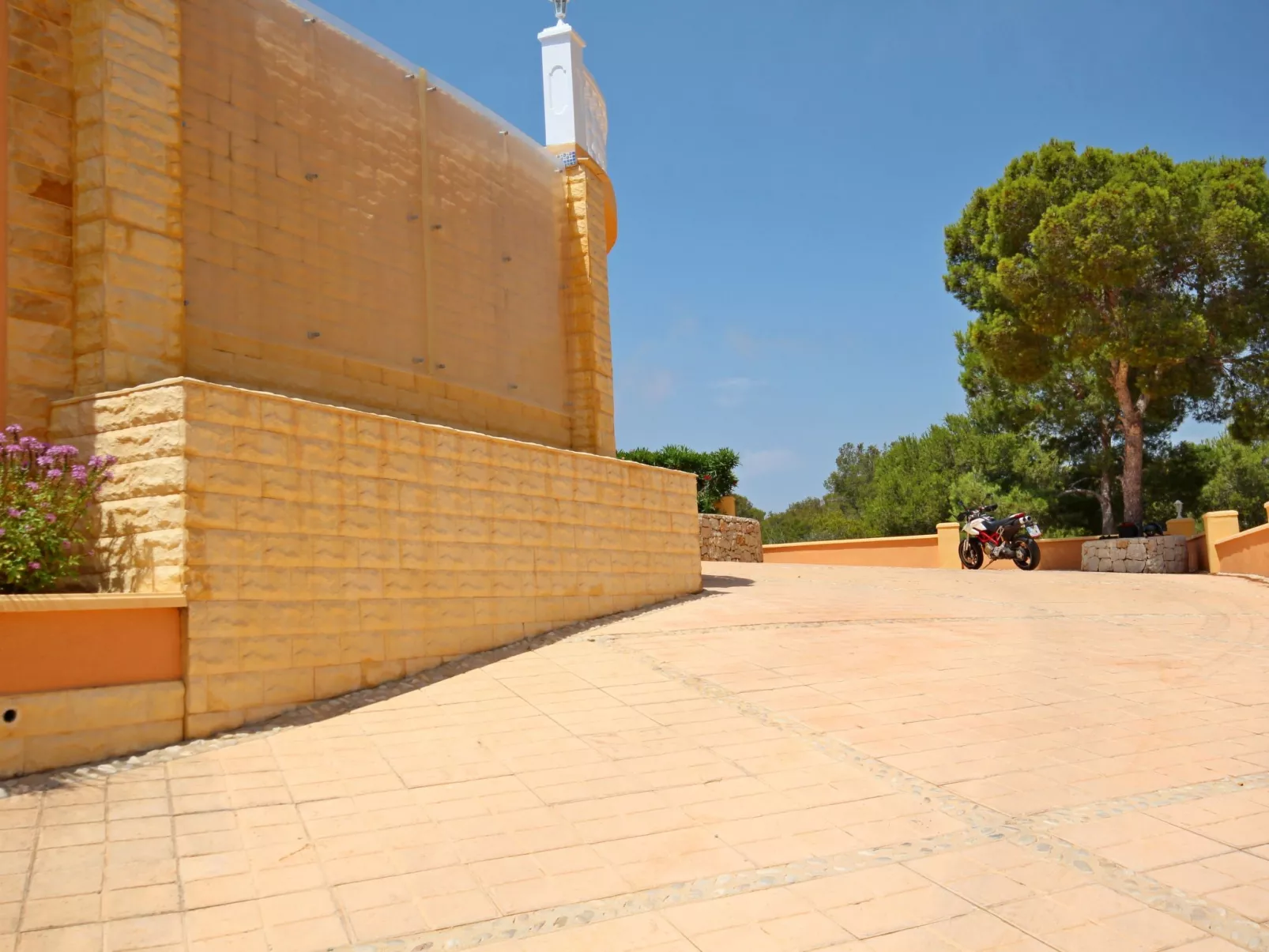 Villa Redonda I-Binnen