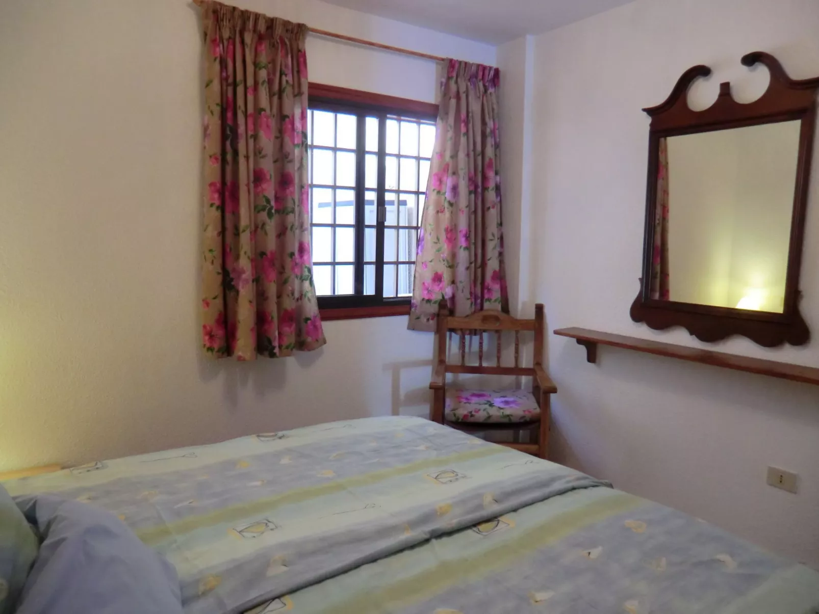 Ruhige Ferienwohnung mit Pool und Meerblick-Image-tags.info