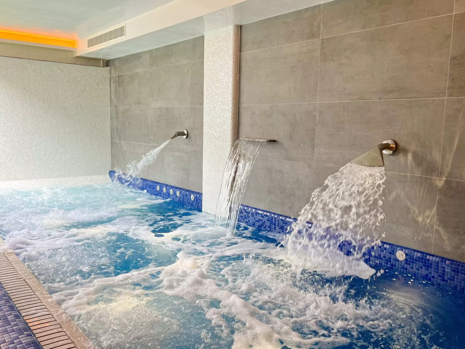 Villa mit Wasserblick-Buiten