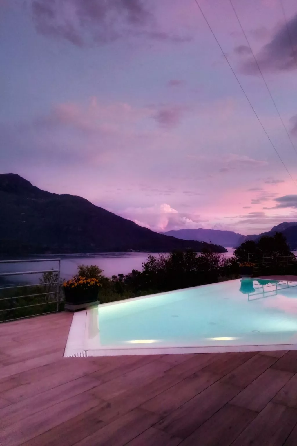 Wohnung mit Schwimmbad und fantastischem Seeblick-Buiten