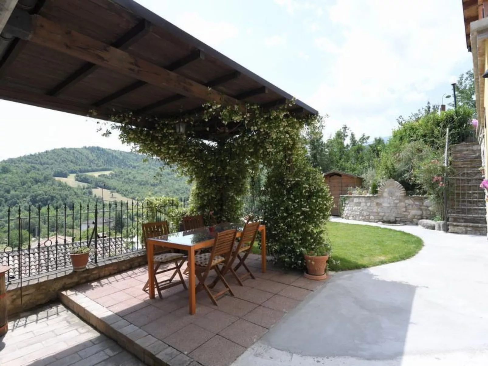 Schönes Ferienhaus in Sarnano mit privatem Pool-Buiten