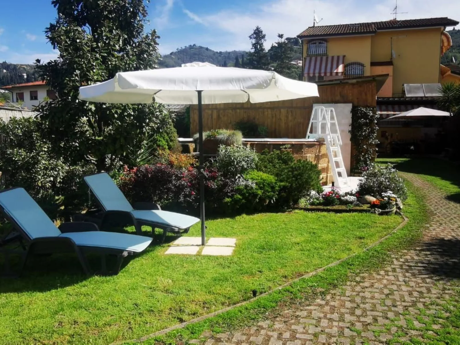 Luxuriöse Gartenvilla-Image-tags.info