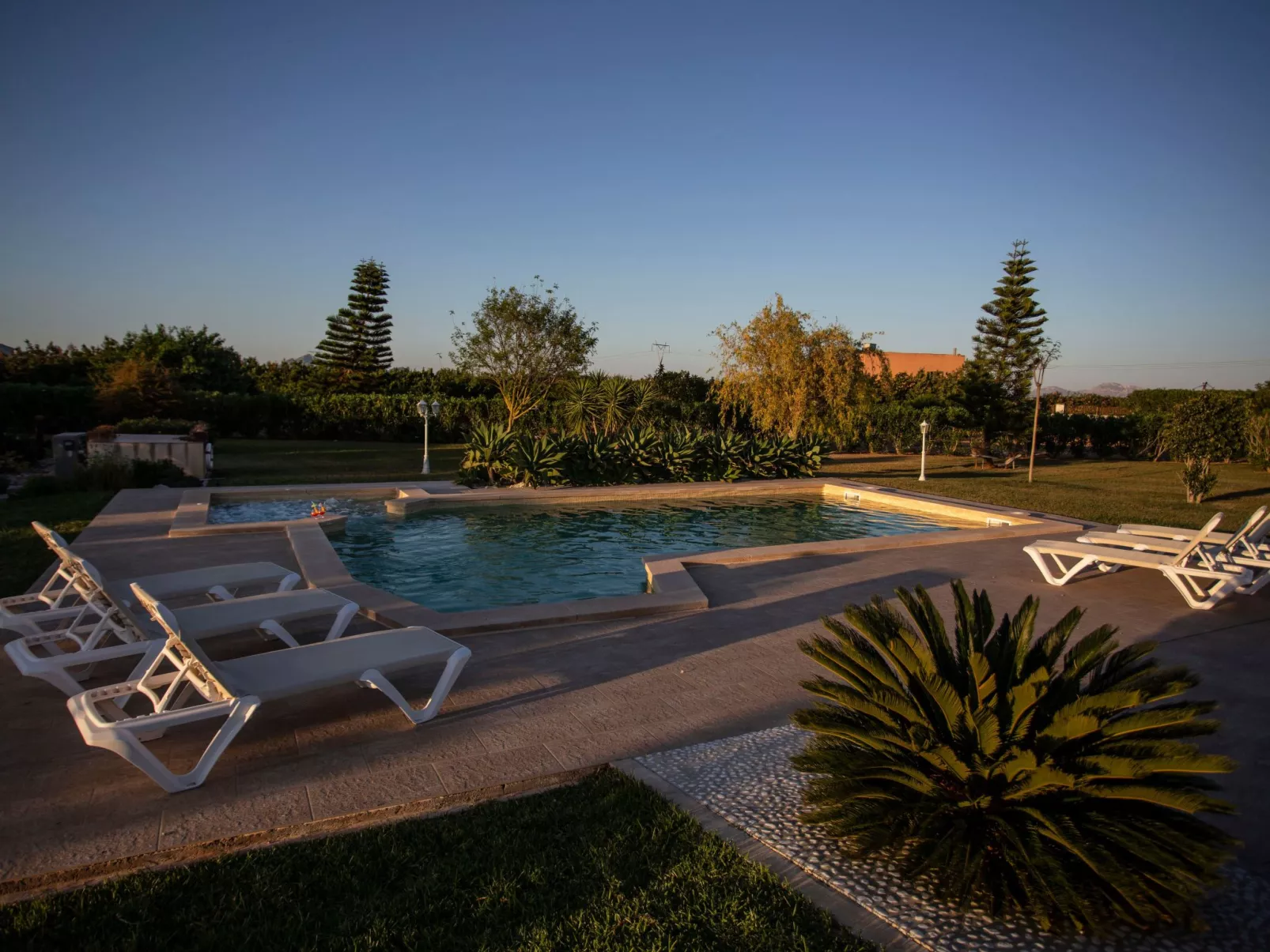 Can Vanrell, mit Schwimmbad, Jacuzzi und Rasenfläche.-Buiten