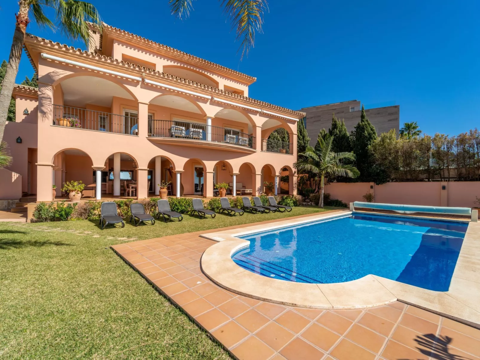 Luxuriöse Villa mit beheiztem Pool und Whirlpool-Image-tags.info