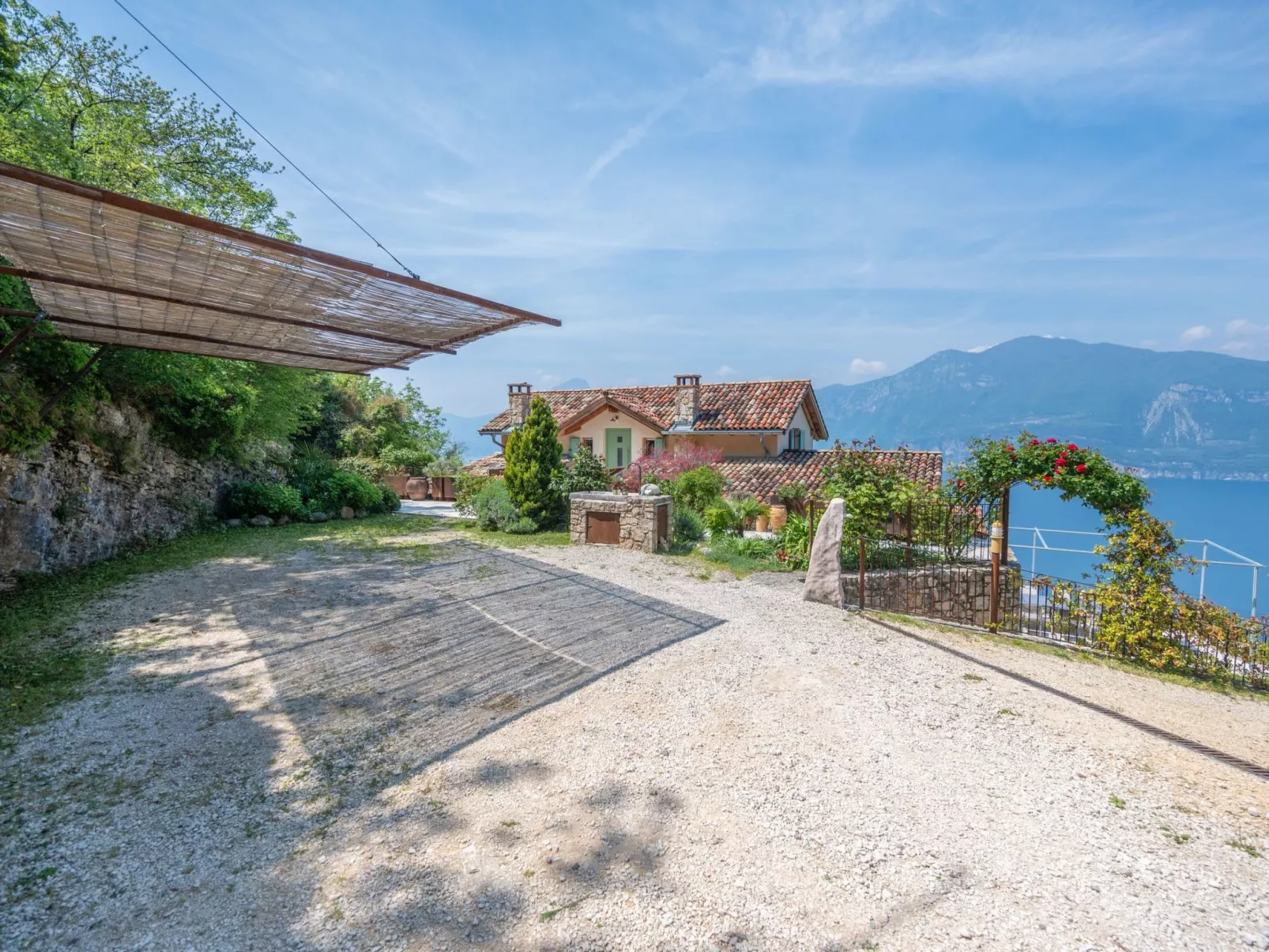 Villa mit schönem Seepanorama und Naturteich-Binnen