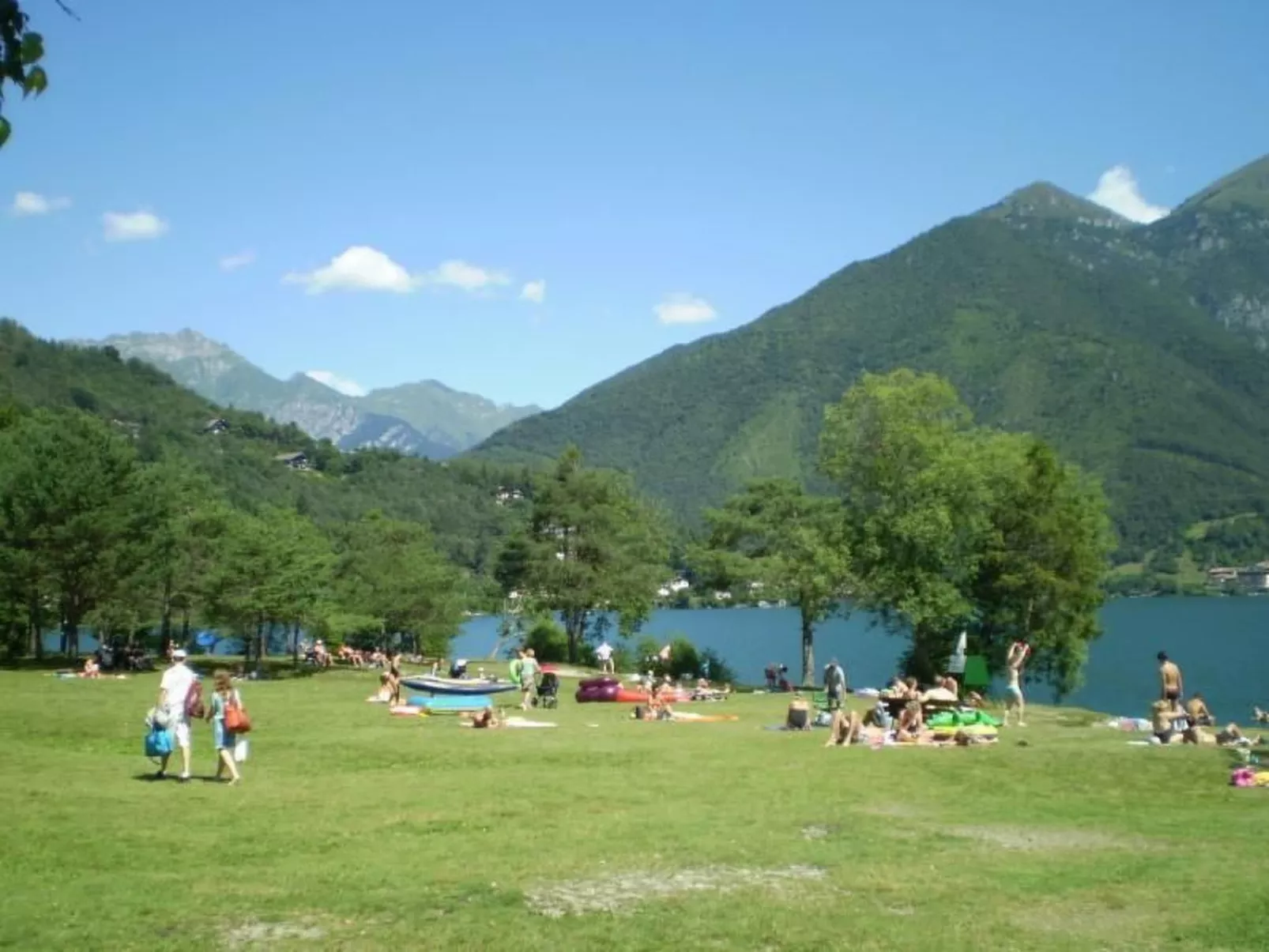 Freistehendes Haus mit eingezäuntem Privatgarten-Binnen