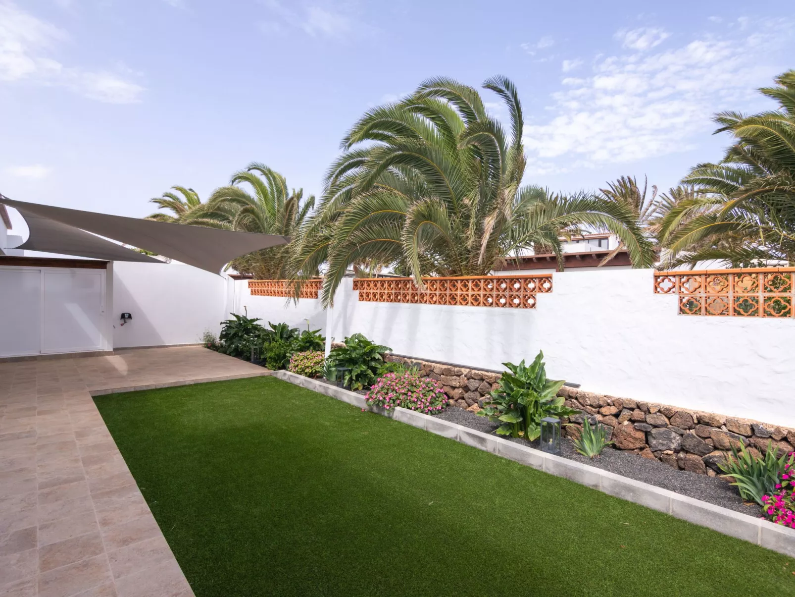 Modernes und helles Ferienhaus direkt am Meer, mit zwei großen Terrassen, Garte-Binnen