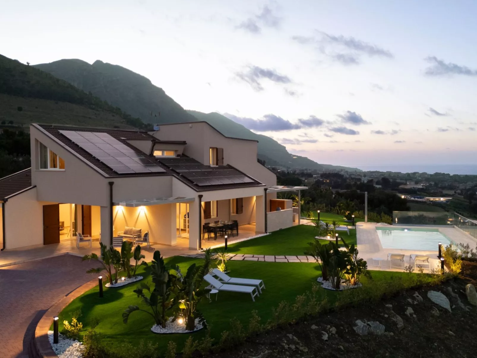Villa mit Panoramablick auf das Meer, umgeben von der Natur-Buiten