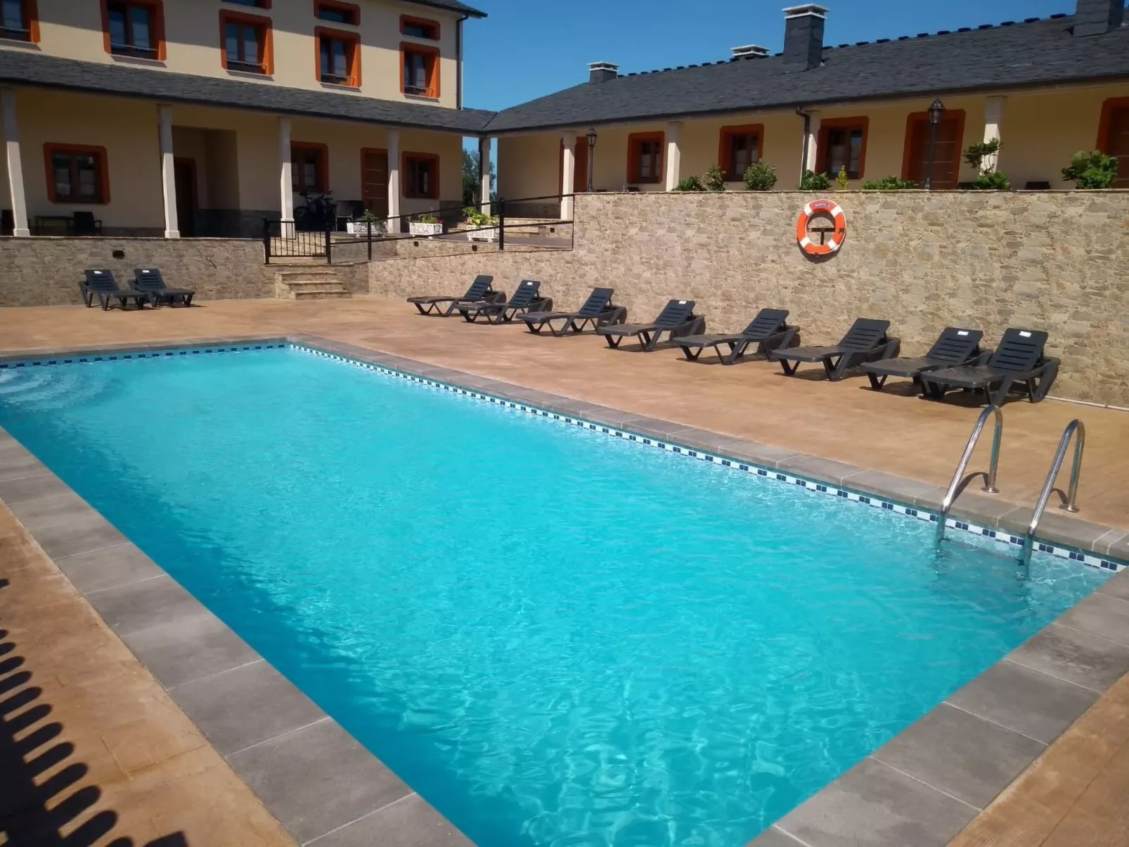 Unterkunft mit Aussicht in "Apartamentos Navalin".-Binnen