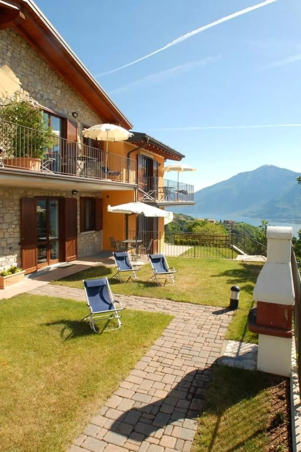 Drei-Zimmer-Wohnung mit Garten-Buiten