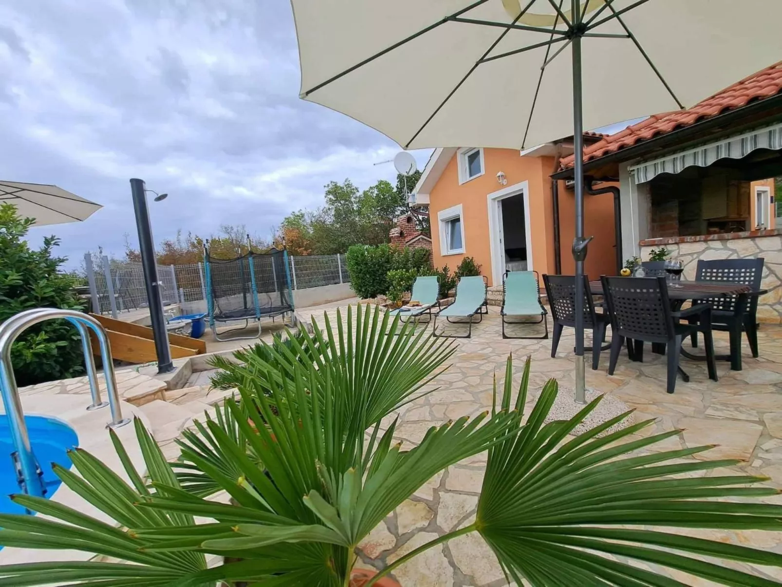 Wohnung mit Terrasse-Buiten